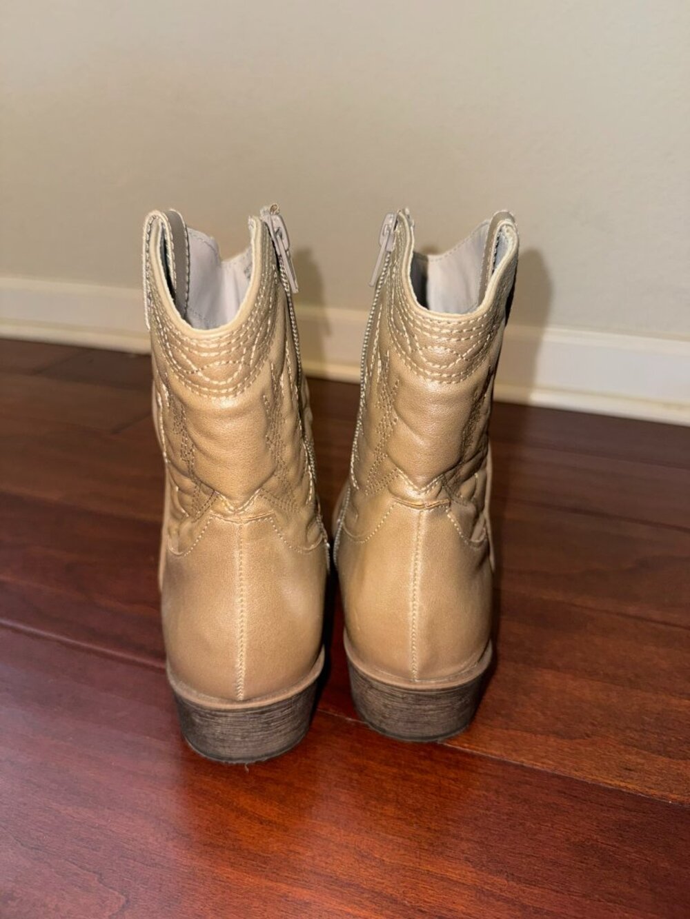 Boots - Picture 4 of 5